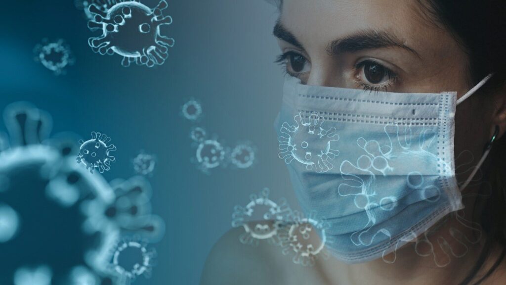 Woman wearing a face mask to fight coronavirus